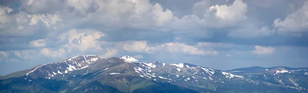 Prachtig Panorama Van Karpaten Zomer Sneeuw Nevel — Stockfoto
