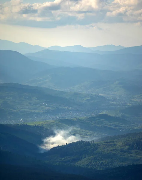 Dorf Den Karpaten Zwischen Wäldern Und Bergen Schöne Aussicht Blick — Stockfoto