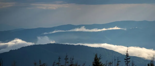 Bulutlu Sisli Yaz Havasında Karpatlar Panoraması — Stok fotoğraf