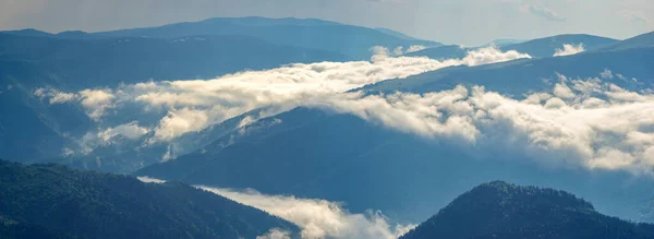 Влітку Тумані Тумані Після Дощу Карпатах Відкривається Мальовнича Панорама — стокове фото