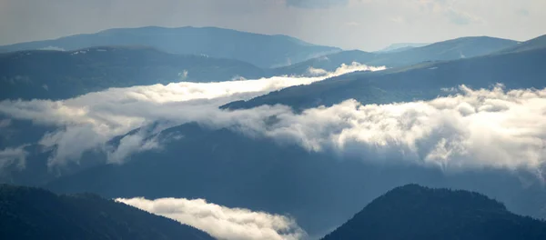 Belo Panorama Das Montanhas Dos Cárpatos Verão Neblina Neblina Após — Fotografia de Stock