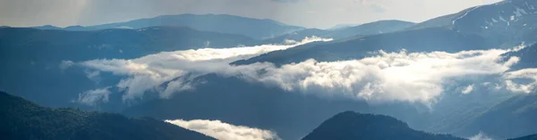 雨の後の霞と霧の中で夏のカルパチア山脈の美しいパノラマ — ストック写真
