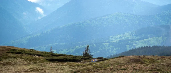 パノラマの山の牧草地 青空と雲 山からの眺め 山の中での旅行と休暇 — ストック写真
