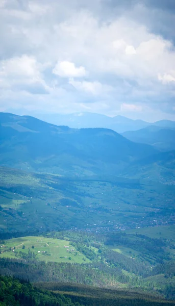 Das Dorf Zwischen Den Karpaten Sonne Und Regen — Stockfoto