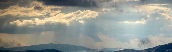 Raios Sol Brilham Através Das Nuvens Sobre Montanhas Dos Cárpatos — Fotografia de Stock