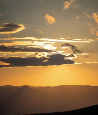 Karpatya dağlarında güzel renkli gün batımı. Yaz manzarası.