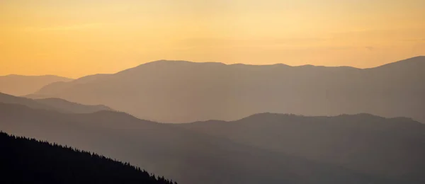 Sylwetki Karpat Mgle Zachodzie Słońca Piękna Kolorowa Panorama — Zdjęcie stockowe
