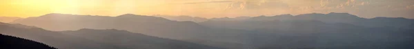 夕阳西下薄雾中喀尔巴阡山脉的轮廓 美丽多彩的全景 — 图库照片