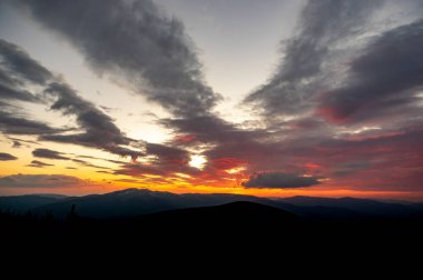 Carpathian dağlarında gün batımının güzel renkli manzarası. Yaz manzarası
