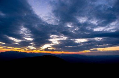 Ukrayna Karpatları 'nda güneşin doğuşunun güzel renkli manzarası. Yaz dağı manzarası
