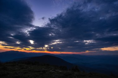 Carpathian dağlarında gün batımının güzel renkli manzarası. Yaz manzarası