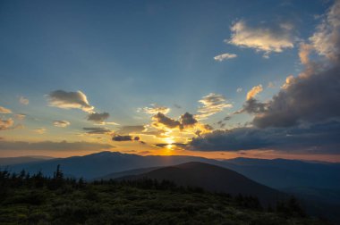 Carpathian dağlarında gün batımının güzel renkli manzarası. Yaz manzarası