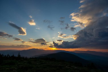 Carpathian dağlarında gün batımının güzel renkli manzarası. Yaz manzarası