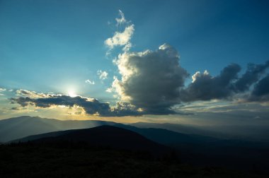Güneş ışınları ve güzel gökyüzü gün batımında Karpatya dağlarında. Masaüstü ekran koruyucu