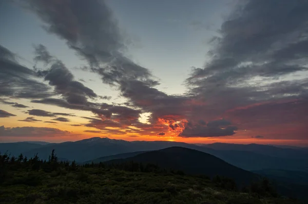 喀尔巴阡山脉日落的美丽多彩的全景 夏季风景 — 图库照片