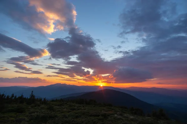 喀尔巴阡山脉日落的美丽多彩的全景 夏季风景 — 图库照片