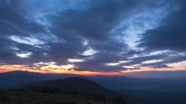 Ukrayna 'daki Karpat Dağları' nda gün batımında güzel 4k zaman dilimi, güneş ışınları ve bulutlar.