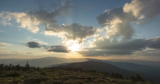 美しい4Kのタイムラプス ウクライナのカルパチア山脈の日没時の太陽光線と雲 — ストック動画