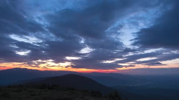 美しい4Kのタイムラプス ウクライナのカルパチア山脈の日没時の太陽光線と雲 — ストック動画