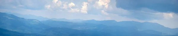 Uzak Renk Doygunluğunu Kaybeden Mavi Dağların Harika Manzarası — Stok fotoğraf