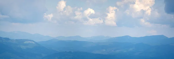 Panorama Montanhas Azuis Primavera Névoa Cárpatos Ucranianos — Fotografia de Stock