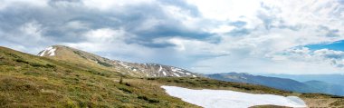 Yazın başında Ukrayna 'daki Karpat dağlarının manzarası, dinlenme ve dağlarda seyahat, güzel manzara.