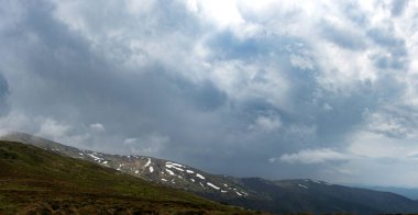 Yazın başında Ukrayna 'daki Karpat dağlarının manzarası, dinlenme ve dağlarda seyahat, güzel manzara.