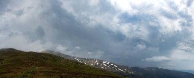 Yazın başında Ukrayna 'daki Karpat dağlarının manzarası, dinlenme ve dağlarda seyahat, güzel manzara.