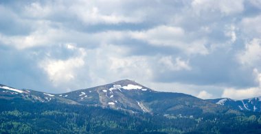 Yazın başında Ukrayna 'daki Karpat dağlarının manzarası, dinlenme ve dağlarda seyahat, güzel manzara.