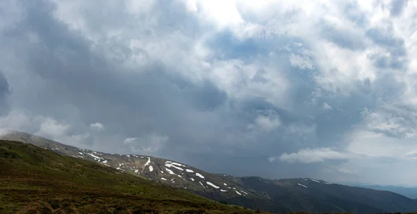 Panorama Das Montanhas Dos Cárpatos Início Verão Ucrânia Descanso Viagens — Fotografia de Stock