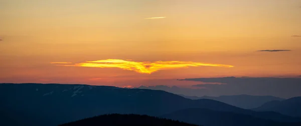 Beautiful Colorful Orange Clouds Sunset Beautiful Summer Landscape Evening Carpathians — Stock Photo, Image