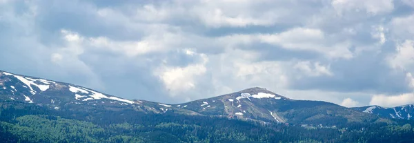 Panorama Das Montanhas Dos Cárpatos Início Verão Ucrânia Descanso Viagens — Fotografia de Stock