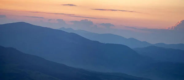 Panorama Silhueta Fumegante Das Montanhas Dos Cárpatos Pôr Sol Verão — Fotografia de Stock
