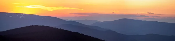 Panorama Rauchige Silhouette Der Karpaten Bei Sonnenuntergang Sommer — Stockfoto