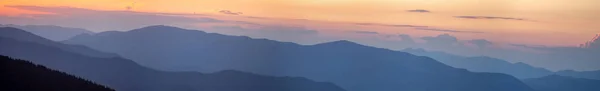 Panorama Rauchige Silhouette Der Karpaten Bei Sonnenuntergang Sommer — Stockfoto