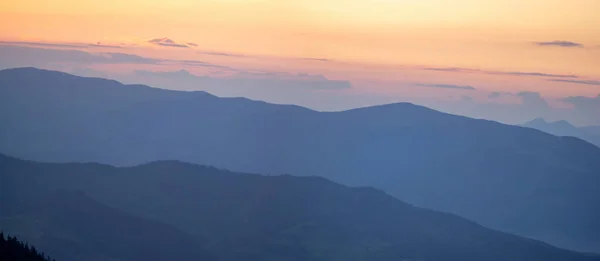 Panorama Rauchige Silhouette Der Karpaten Bei Sonnenuntergang Sommer — Stockfoto
