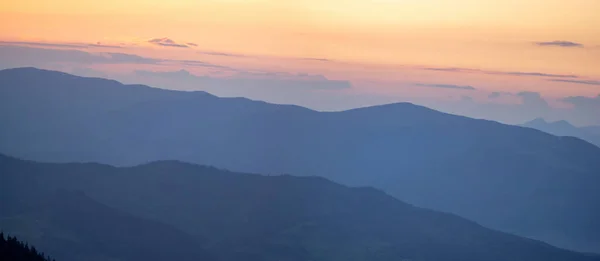 Panorama Silhouette Enfumée Des Carpates Coucher Soleil Été — Photo