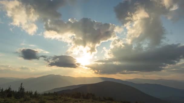 美しい4K時間の経過 ウクライナのカルパチア山脈の日没時の太陽光線と雲 — ストック動画