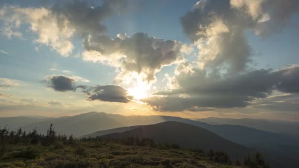 美しい4K時間の経過 ウクライナのカルパチア山脈の日没時の太陽光線と雲 — ストック動画