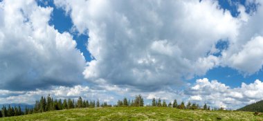 Dağ çayırının manzarası, mavi gökyüzü ve bulutlar. Dağın manzarası. Seyahat ve tatil dağlarda.