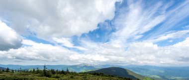 Yazın başında Ukrayna 'daki Karpat dağlarının manzarası, dinlenme ve dağlarda seyahat, güzel manzara.