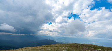 Yazın başında Ukrayna 'daki Karpat dağlarının manzarası, dinlenme ve dağlarda seyahat, güzel manzara.