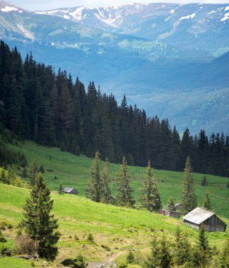 Dağ çayırının manzarası, mavi gökyüzü ve bulutlar. Dağın manzarası. Seyahat ve tatil dağlarda.