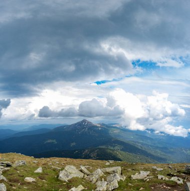Yazın başında Ukrayna 'daki Karpat dağlarının manzarası, dinlenme ve dağlarda seyahat, güzel manzara.