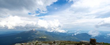 Yazın başında Ukrayna 'daki Karpat dağlarının manzarası, dinlenme ve dağlarda seyahat, güzel manzara.