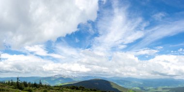 Yazın başında Ukrayna 'daki Karpat dağlarının manzarası, dinlenme ve dağlarda seyahat, güzel manzara.