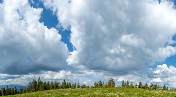 구름의 파노라마 산에서 바라본 산속을 여행하고 여행하며 — 스톡 사진