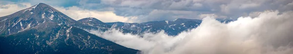 Niebla Eleva Sobre Las Montañas Los Cárpatos Después Lluvia Por —  Fotos de Stock