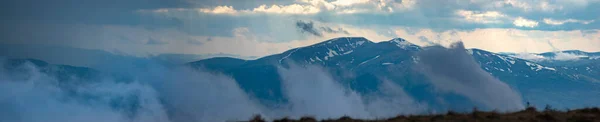 Niebla Eleva Sobre Las Montañas Los Cárpatos Después Lluvia Por — Foto de Stock