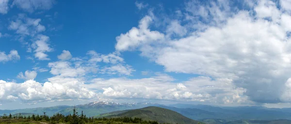 ウクライナの夏の初めにカルパチア山脈のパノラマ 残りの部分と山の中で旅行 美しい風景 — ストック写真